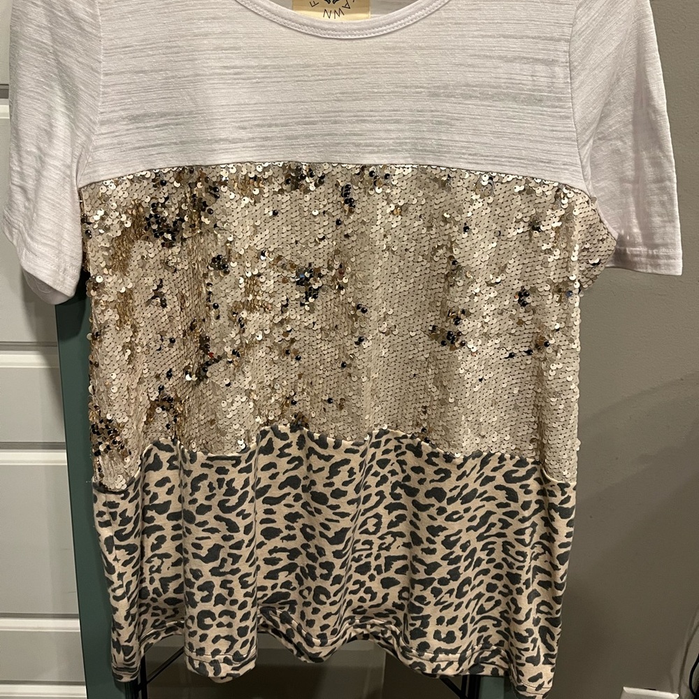Fantastic Fawn sequence leopard color block tshirt